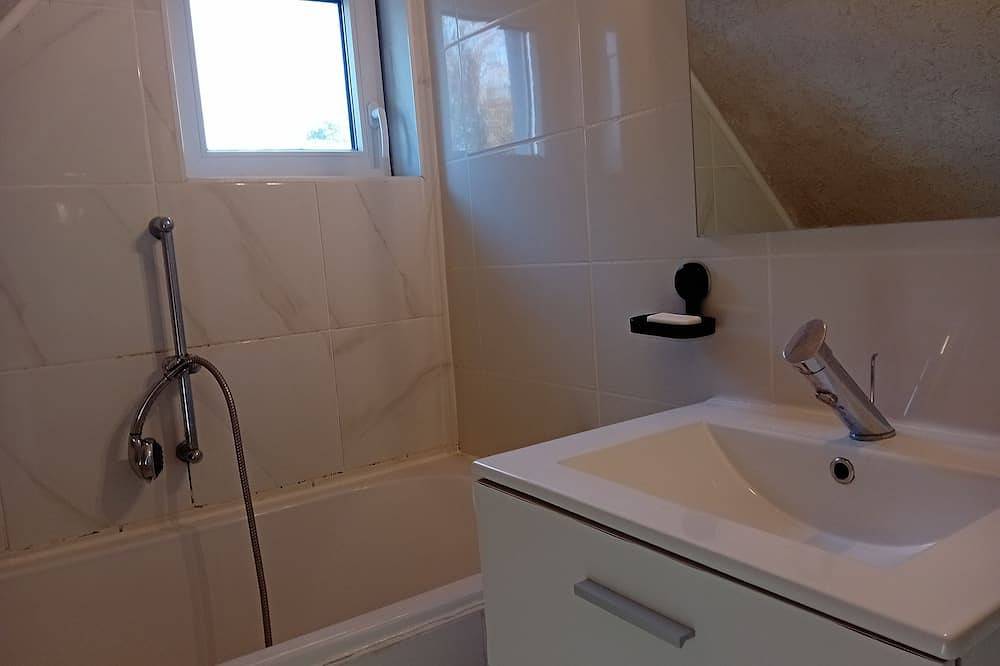 Ganze Wohnung, T2 apartment 44 m2, self-contained. in Kesseldorf, Region Weißenburg