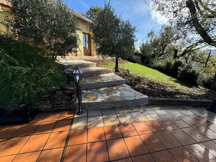 Location de vacances pour 12 personnes, avec Balcon et Terrasse ainsi que Jardin et Piscine à Espalion - 2