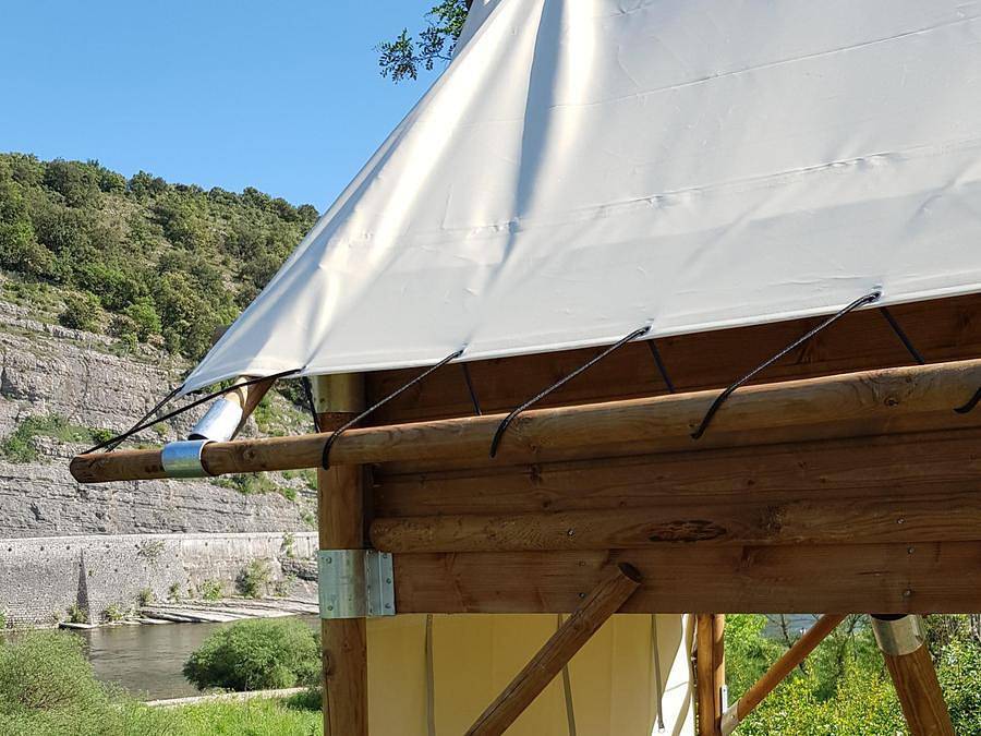 Flower Camping Le Riviera - Tente en toile et en bois 2 personnes - Tente Bivouac Confort + 6m² 1 chambre in Sampzon, Ardèche