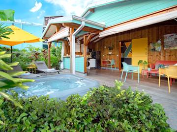 Lodge pour 3 personnes, avec jardin ainsi que terrasse et jacuzzi en Martinique