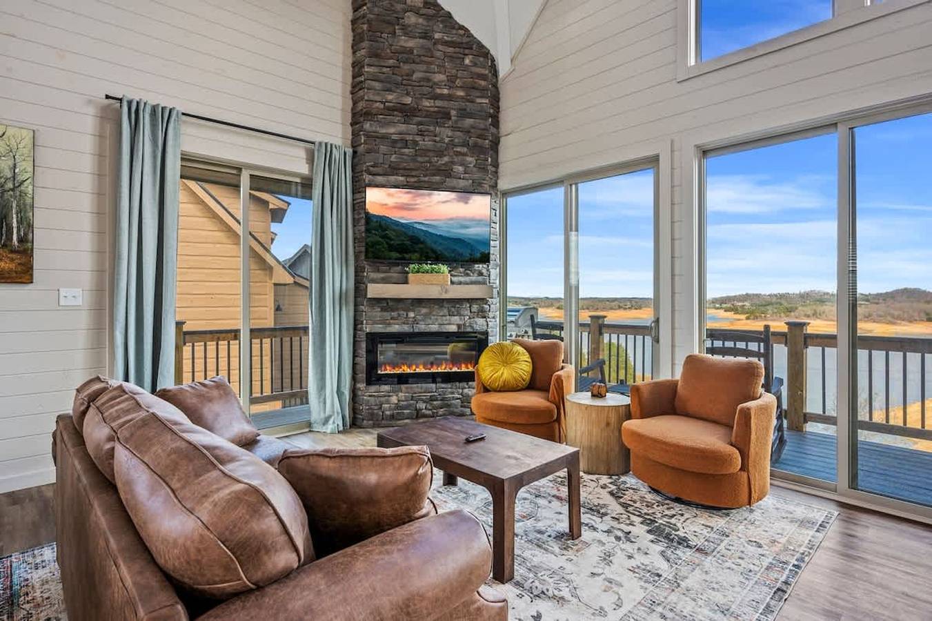 Entire apartment, New Lake Cabin Sleeps 14 Indoor Pool Hot Tub in Douglas Lake
