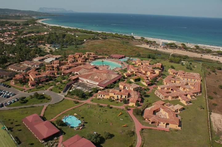 Vakantiepark voor 2 personen, with zwembad and tuin as well as kinderzwembad op Sardinië