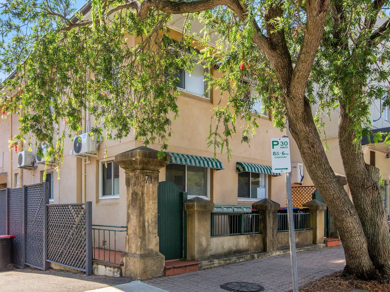 Entire apartment, Chic 1-Bed Retreat Near Shops & Beach in Sydney, New South Wales