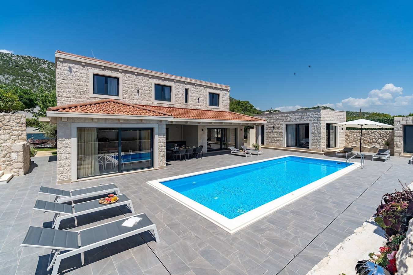 Villa Neven with heated private pool,wine cellar in Dalmatinisches Zagora