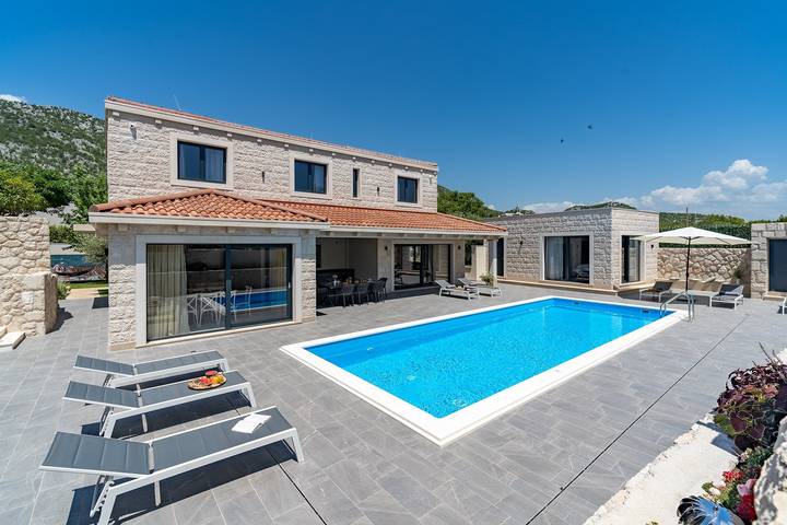 Villa Neven with heated private pool,wine cellar in Dalmatinisches Zagora