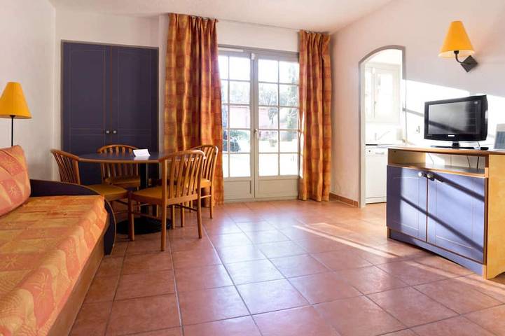Gîte pour 4 personnes, avec jardin et piscine, animaux acceptés dans Plage de Boulouris - 4