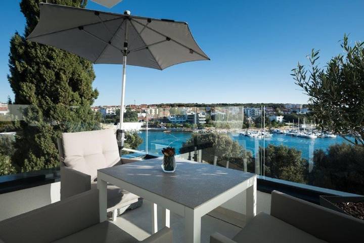 Ferienhaus für 6 Personen, mit Balkon und Terrasse sowie Garten und Pool in Pjescana Uvala