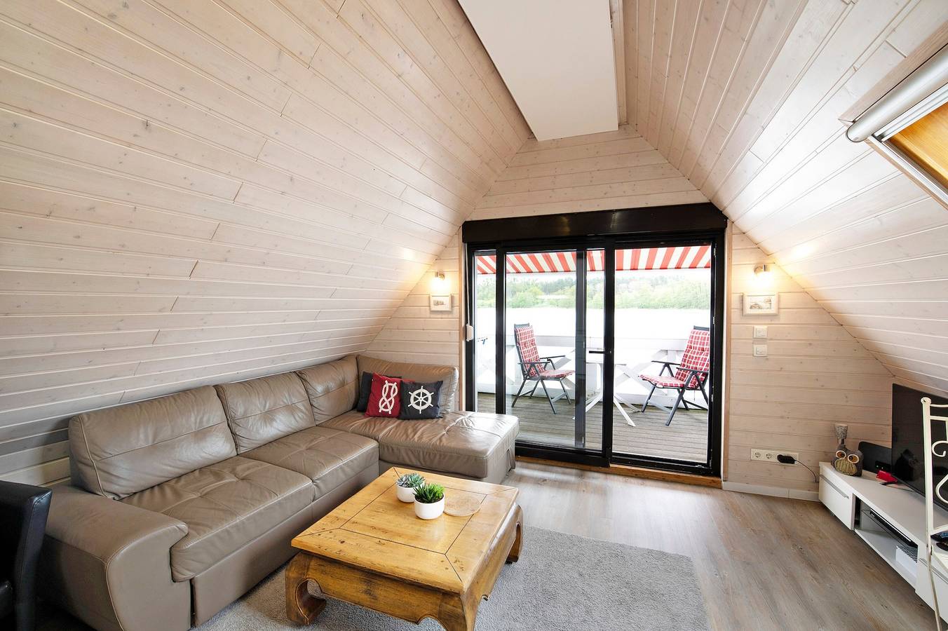 Ferienhaus 'Bootshaus Am Müritzarm' mit Seeblick, privater Terrasse und Motorboot (4Ps) in Vipperow, Müritz