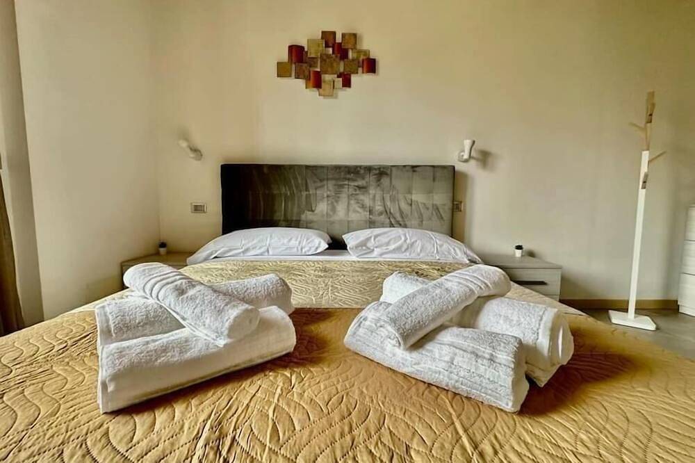 Entire apartment, [Near Train Station] Luxury house 5 beds in Bergamo, Bergamo Province