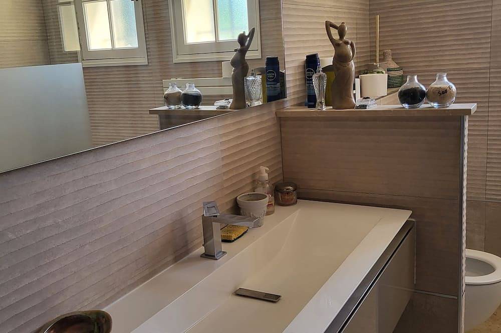 Air-conditioned villa with pool and fence in Aubignan, Vaucluse
