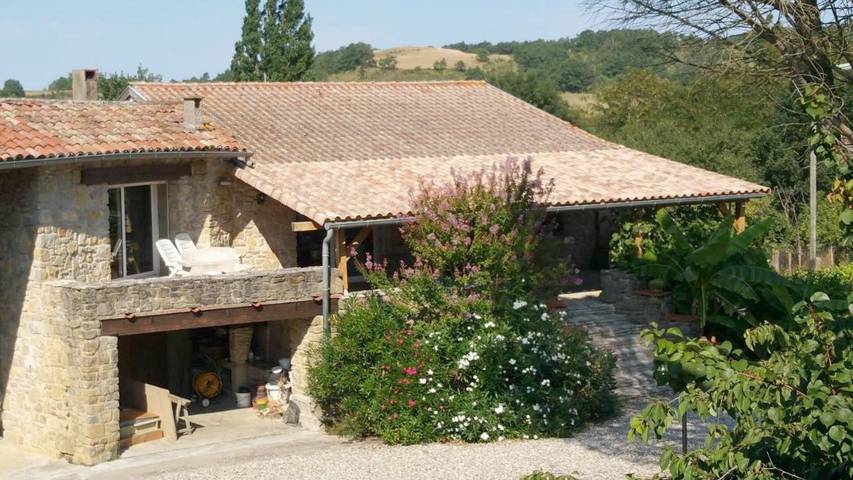 Location de vacances pour 4 personnes, avec jardin ainsi que vue et piscine, adapté aux familles à Limbrassac - 3