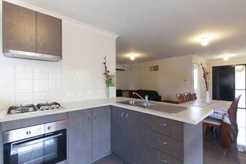 Holiday Home for 10 People in Cannington, Perth, Photo 4