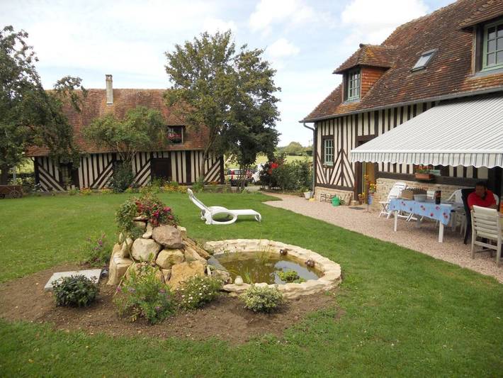 Location de vacances pour 7 personnes, avec Terrasse ainsi que Jardin et Vue à Vieux-Pont-en-Auge