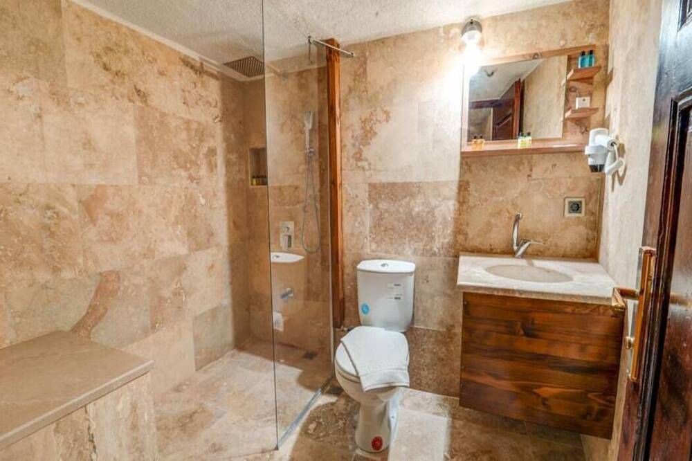 Family Cave Room with Terrace & Balloon View in Uçhisar, Nevşehir