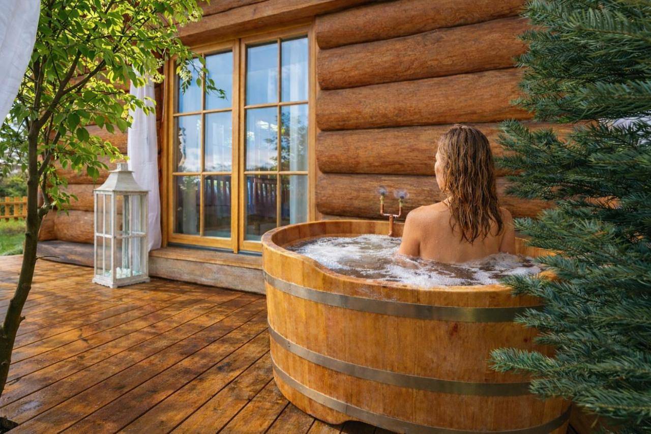 Chaty Świerkowe Wzgórze - tylko domki typu superior z prywatną sauną balią kominkiem oraz ogrodzonym prywatnym terenem z grillem, domki bez sauny na wspólnym terenie in Karpacz, Sudety (Polska)