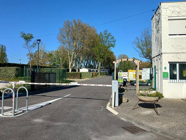 Camping pour 4 personnes, avec Balcon/Terrasse ainsi que Jardin et Bassin pour enfant