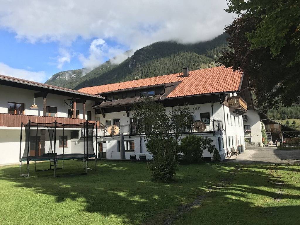 Bauernhof in Bichlbach mit Schwimmbecken in Lechtaler Alpen, Bichlbach