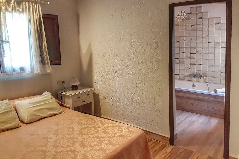 Casa Rural Con Jacuzzi - La Viriñuela in Galaroza, Sierra de Aracena y Picos de Aroche