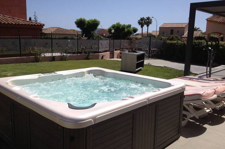 Villa pour 8 personnes, avec Jacuzzi ainsi que Terrasse et Jardin à Saint-Cyr-sur-Mer