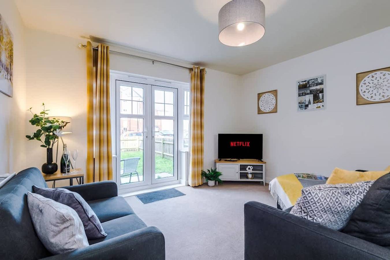 Entire apartment, Spacious home  ideal for professionals  sleeps 8 in Crewe, Cheshire East