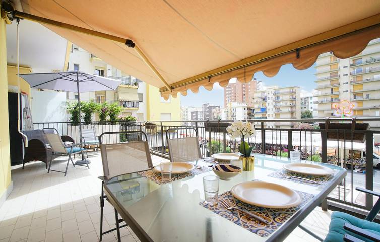 Appartement de vacances entier, Appartement moderne à 200m de l'Arma di Taggia avec terrasse in Taggia (City), Taggia