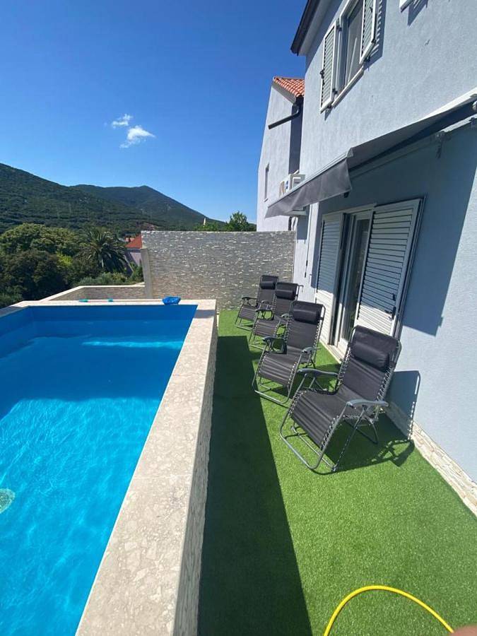 Villa für 9 Personen, mit Ausblick und Pool sowie Terrasse, mit Haustier auf Lošinj