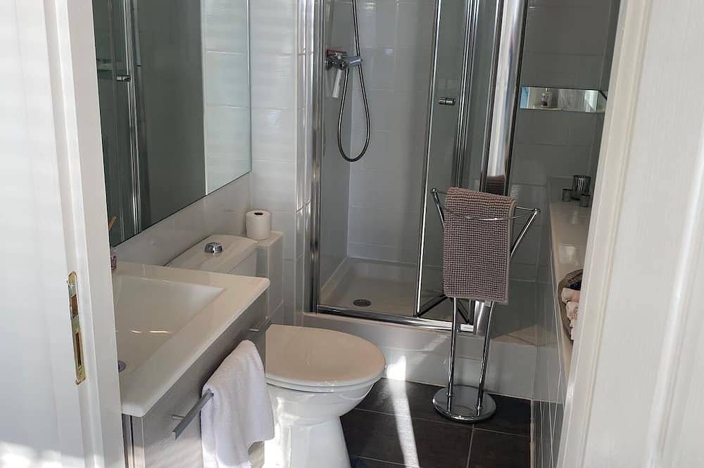 Charming and Fully Refurbished 2 Bedroom Gite on the Charente/Dordogne Border in Édon, Charente