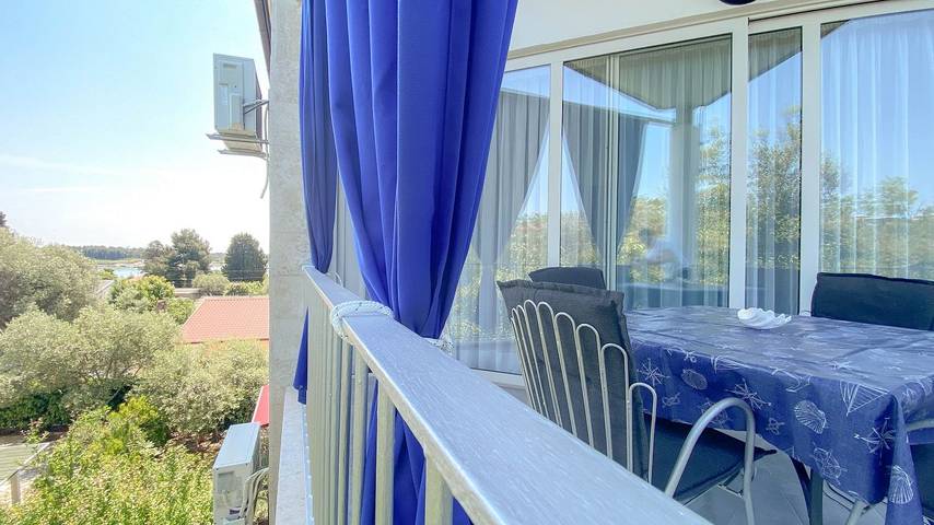 Ganze Wohnung, Charmantes Apartment nur 80 Meter bis zur blauen Adria mit privatem Balkon, Klima, Wifi in plaža Zambratija, Zambratija