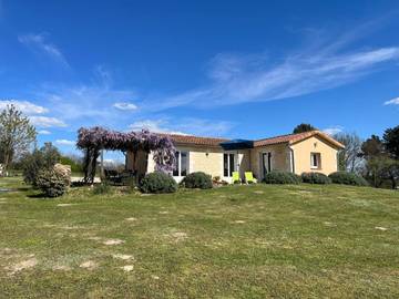 Location de vacances pour 6 personnes, avec jardin ainsi que piscine et vue à Tamniès