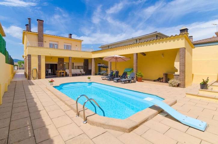 Casa rural para 8 personas, con Balcón y Terraza además de Piscina y Vistas en Fontcuberta
