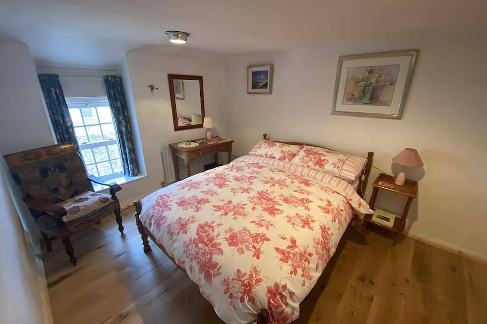 Delightful family cottage with large garden, amazing sea views, in Solva village in Solva, Pembrokeshire