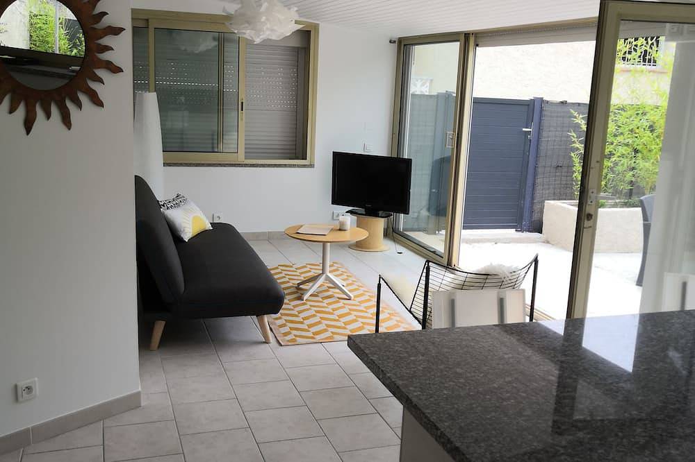 Maisonnette with swimming pool access, on the campsite in Aix-en-Provence, Aix-en-Provence region