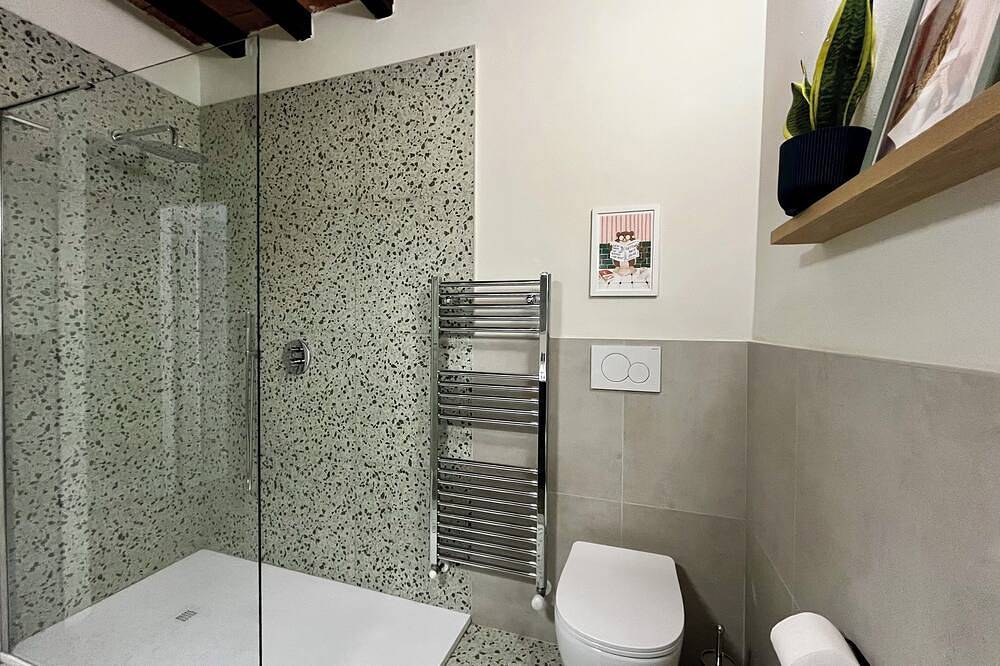 Entire apartment, Elegant Central Flat w/ Private Patio, Full Kitchen, Fastwifi, Easy Milan Access in Piacenza, Via Francigena