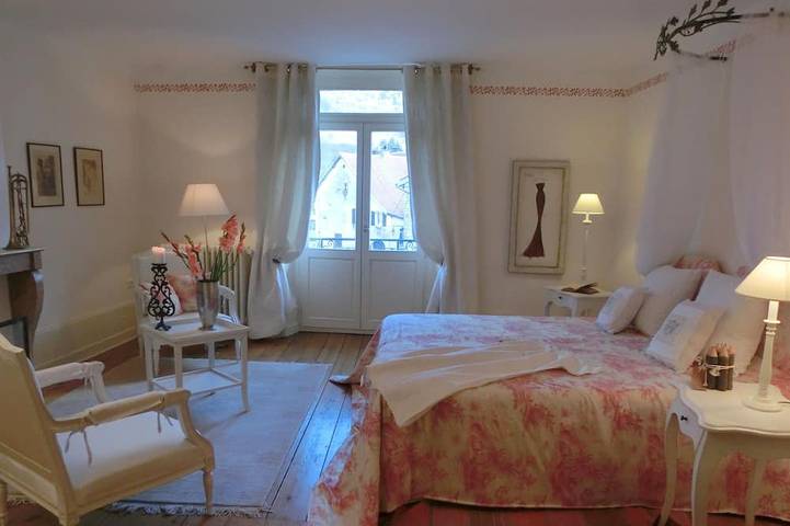Ganze Wohnung, Ferienappartement im Tal der Loue, Haus aus dem 18.Jahrhundert, am Fluss in Vuillafans, Französischer Jura