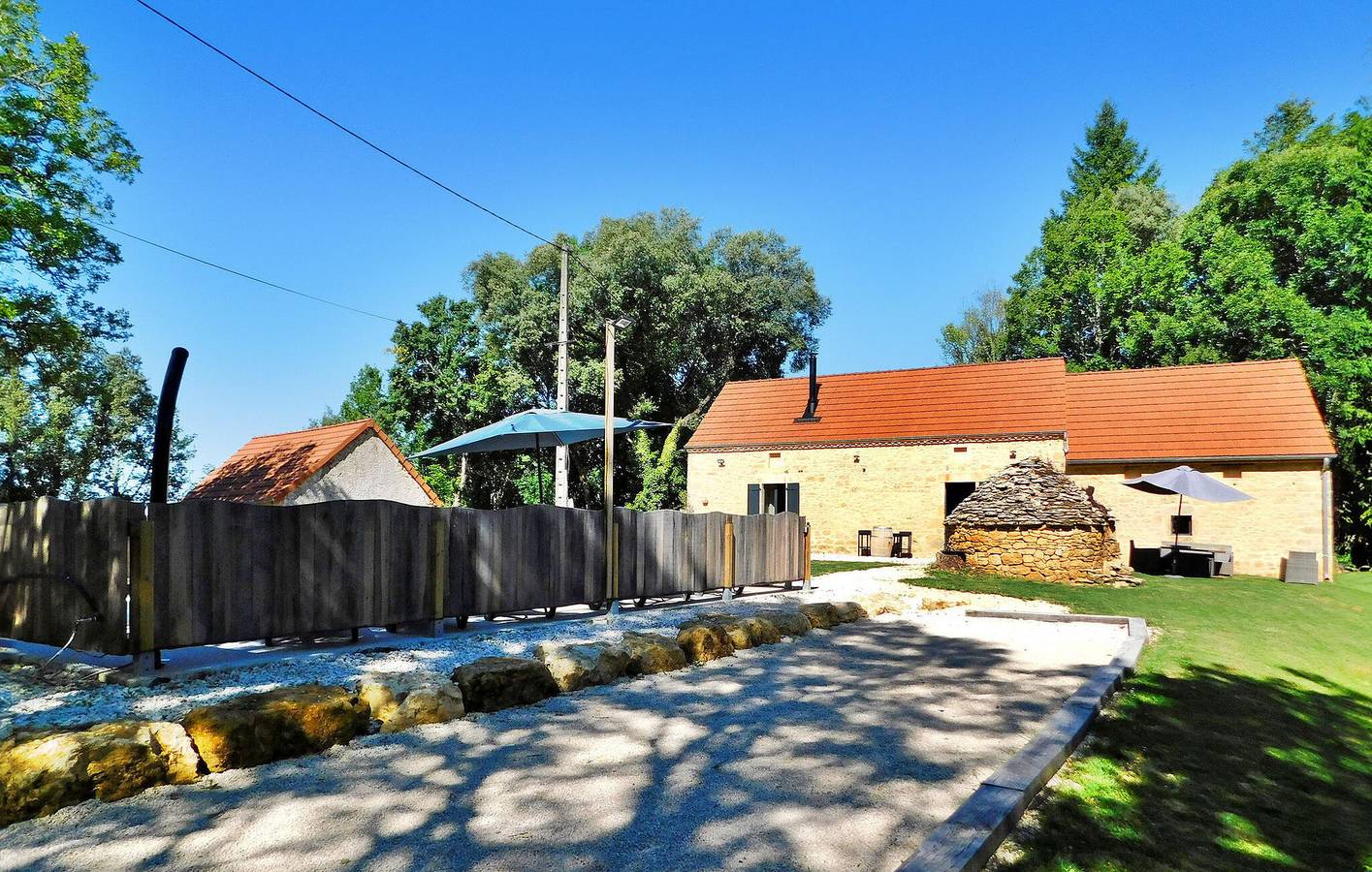 Appartement de luxe avec piscine, parking, climatisation et WiFi in Saint-Julien-de-Lampon, Quercy