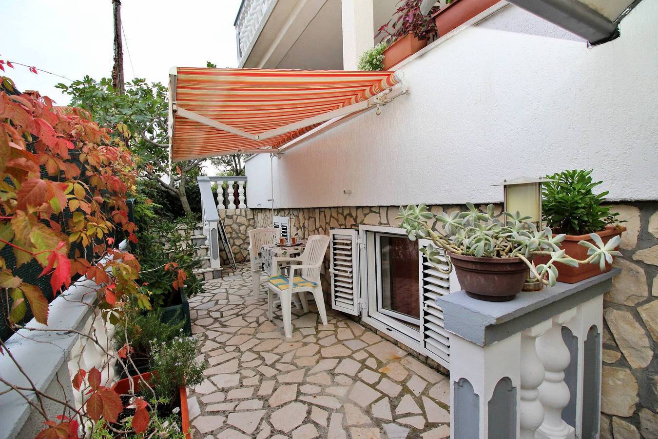 Ganze Wohnung, Apartment Horvat - 240 m vom Meer, Souterrain, private Terrasse, Parkplatz, Wlan in Silo (Krk), Krk