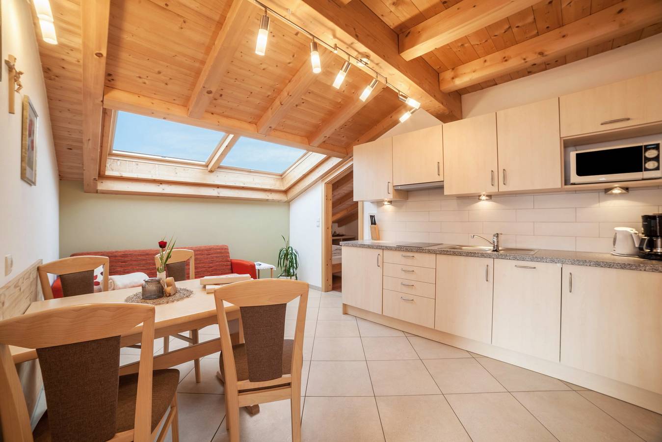 Geheel appartement, Appartement "Tonigbauernhof Enzian" met Uitzicht op de Bergen, Balkon & Wi-Fi in Prenn, Schenna