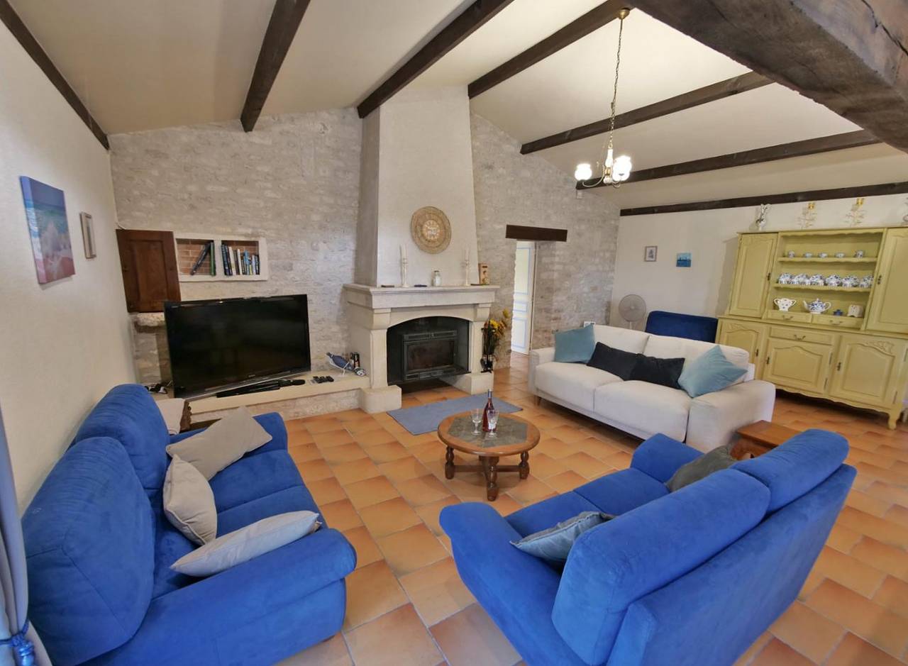 Gîte Le Cottage Bleu, avec piscine et jardin in Lairoux, Fontenay-le-Comte