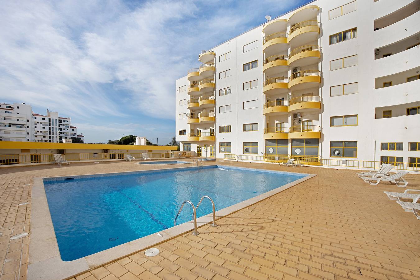 Entire apartment, Apartment "Casa Gaivota" with Shared Pool & Wi-Fi in Praia da Rocha, Portimão
