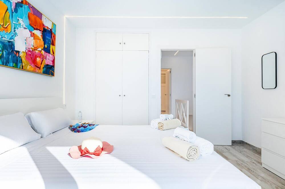 Entire apartment, Stylish 179 Parque Santiago 2, front of the sea, swimming pool in Playa de las Américas, Arona