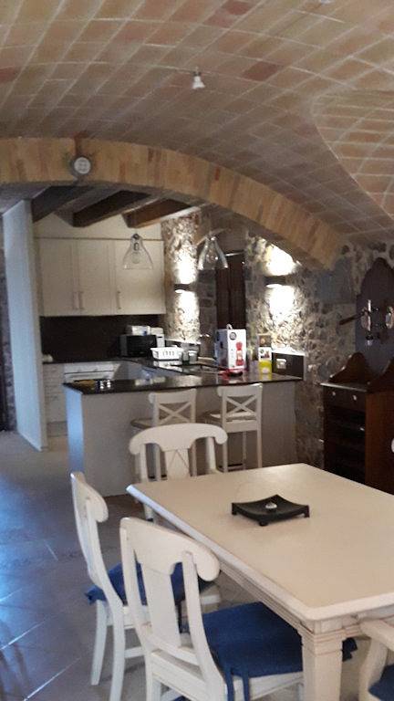 Gîte pour 6 personnes, avec jardin ainsi que terrasse et piscine, animaux acceptés à Bellcaire d'Empordà - 3