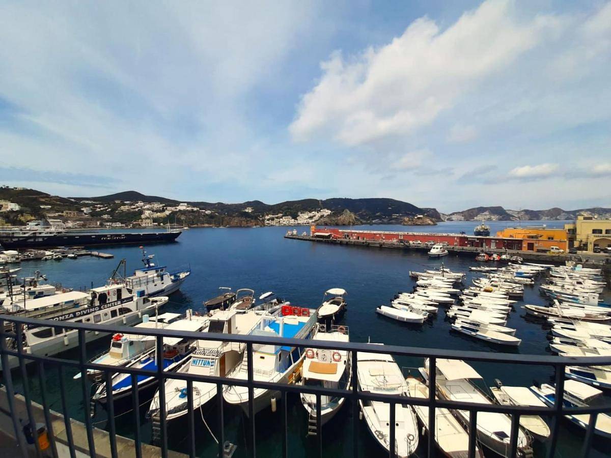 Visitponza - Le Naiadi in La parata, Ponza