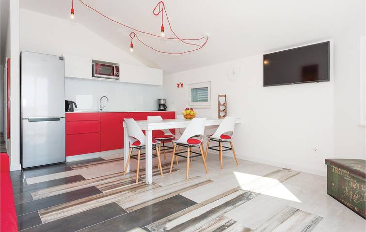 Ganze Ferienwohnung, Gemütliche Wohnung mit Terrasse, WLAN und Parkplatz, 1,5 km vom Strand entfernt in Brodarica, Šibenik-Knin