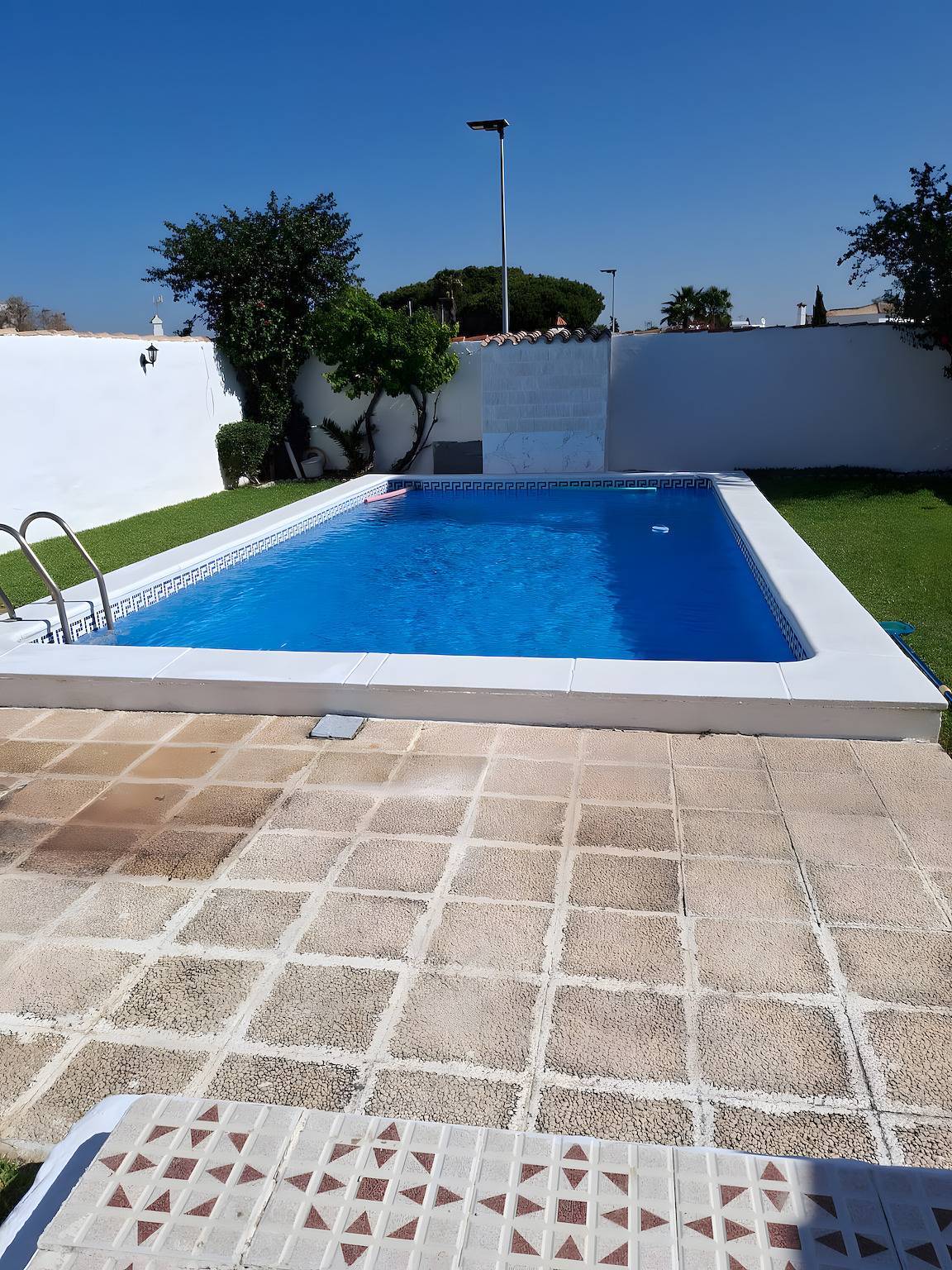 Chalet in Chiclana with Private Pool, Private Garden, and Air Conditioning in Los Gallos-Cerromolino, Chiclana de la Frontera