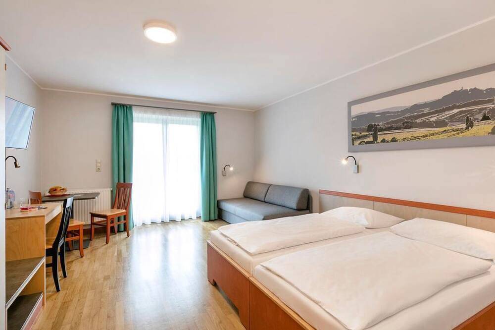 Fünfbettzimmer mit Balkon - Jufa Hotel Vulkanland*** in Südoststeiermark, Gnas