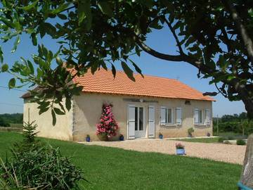 Gîte pour 6 personnes, avec jardin ainsi que piscine et terrasse à Vergt