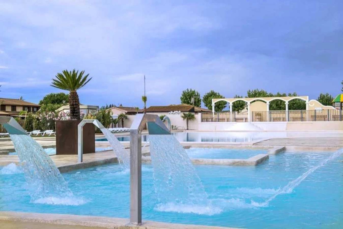 Zecamping 3* 500m plage parc aquatique pet friendly locatif Tv Lv Bbq in Portiragnes Plage, Portiragnes
