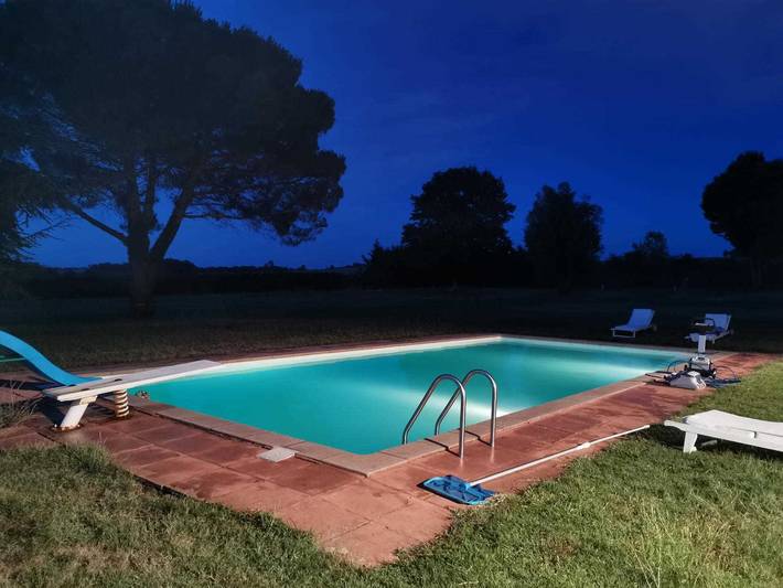 Gîte pour 4 personnes, avec Terrasse ainsi que Jardin et Piscine