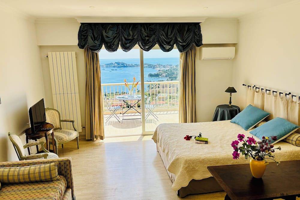 Entire apartment, Breathtaking view of Cap-Ferrat and the sea, studio with balcony and parking, A/C in Villefranche-sur-Mer, Nice region