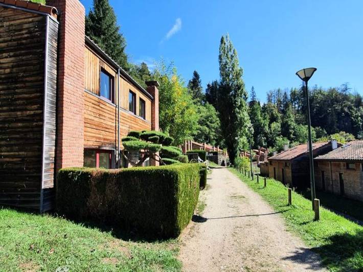 Gîte pour 2 personnes, avec piscine et terrasse, adapté aux familles à Vorey